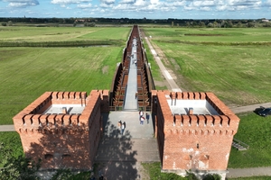  Nach Abschluss des ersten Bauabschnittes kann die Elbbrücke Dömitz nun wieder von der Öffentlichkeit genutzt werden – der Skywalk wird in naher Zukunft noch verlängert, die Wehrpfeiler restauriert 
