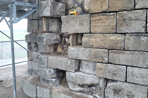  Bevor die Schad- und Fehlstellen beseitigt werden konnten, mussten Stein-, Mörtel- und Pflanzenreste entfernt werden. Danach zeigte sich die Zerstörung in vollem Ausmaß 