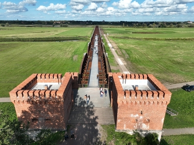 Nach Abschluss des ersten Bauabschnittes kann die Elbbrücke Dömitz nun wieder von der Öffentlichkeit genutzt werden – der Skywalk wird in naher Zukunft noch verlängert, die Wehrpfeiler restauriert
