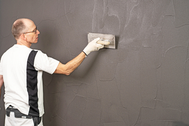 Die Grundspachtelung erfolgt im ersten Arbeits-schritt mit dem ?Mineral-Leichtputz G 3679?