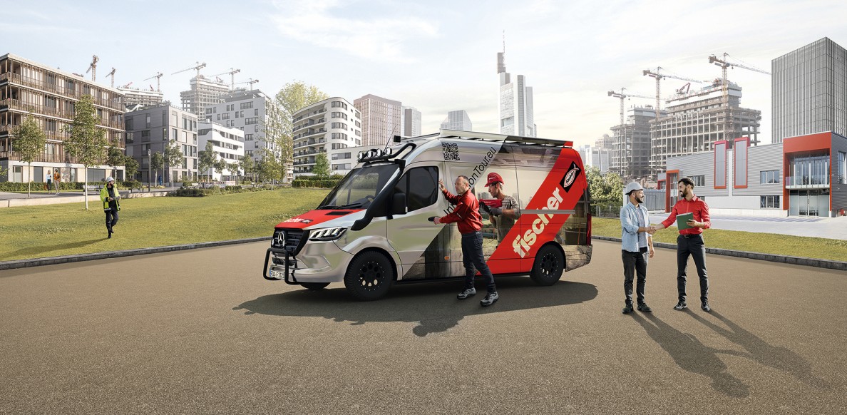 Mit der mobilen Werkstatt bringt der Hersteller seine Befestigungstechnik direkt zum Fachhandel oder auf die Baustelle. Besucherinnen und Besucher können dabei Fischer-Befestigungslösungen ausprobieren und sich mit Experten der Firma Fischer austauschen