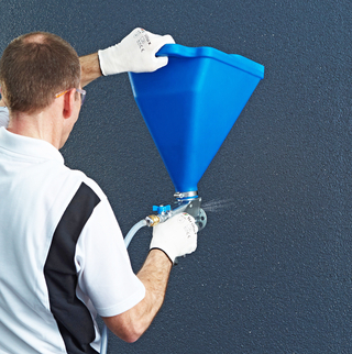 Im letzten Arbeitsschritt blasen die Handwerkerin-nen und Handwerker mit der ?Trichterpistole 3238?  Siliciumcarbid oder Spiegelbruch ein