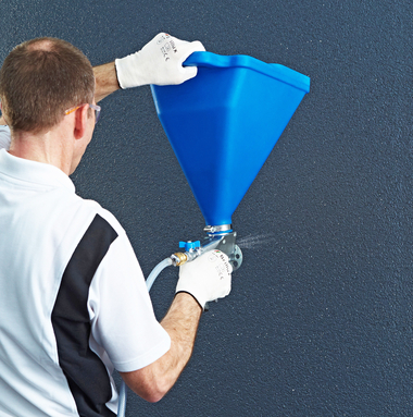 Nach dem Zwischenanstrich tragen die Handwer-kerinnen und Handwerker mit dem ?Edelstahlglät-ter 3792? Putz im passenden Farbton auf die Flä-che auf