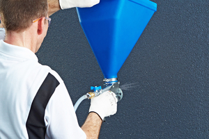  Im letzten Arbeitsschritt blasen die Handwerkerin-nen und Handwerker mit der ?Trichterpistole 3238?  Siliciumcarbid oder Spiegelbruch ein 