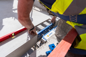  Beim „Isokorb IQ K“ werden Zugstäbe in die Geschossdecke einbetoniert, an die die Fertigteilbalkone später angeschlossen werden  