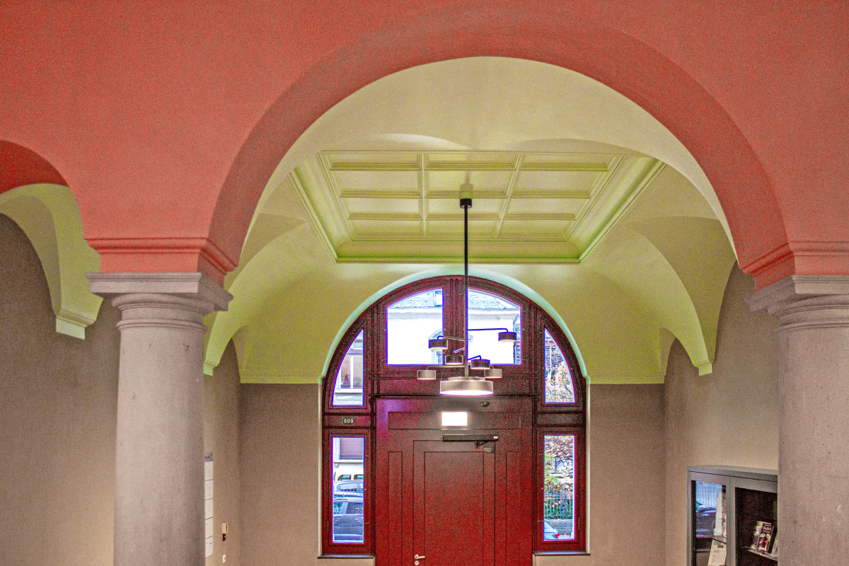 Dreh- und Angelpunkt der Anlage: Die markante Arkade und der asymmetrisch gesetzte Risalit setzen den architektonischen Auftakt zur Schulanlage Lavater