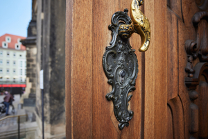  Das dezente Design der elektronischen Schließlösung „eCliq“ fügt sich harmonisch in das historische Erscheinungsbild von Beschlägen und Türen ein  