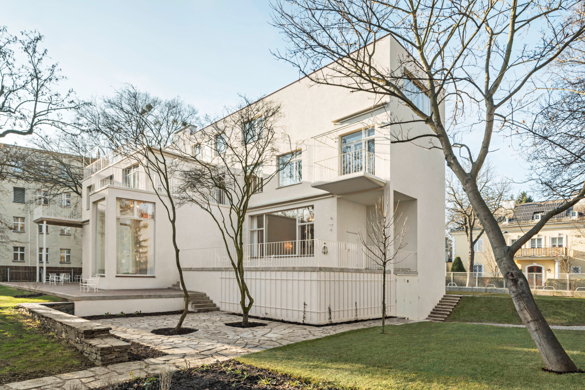 Die Gartenseite der Villa Beer ist mit ihren Terrassen und Balkonen auf den Dialog mit der Natur ausgerichtet und heute wieder rückgebaut auf ihren Originalzustand