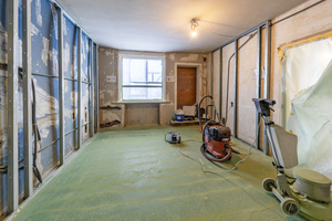  Der Kautschukboden von 1930 ? damals eine Innovation ? war durch UV-Einstrahlung verfärbt und hatte Risse. Wo möglich, wurde er restauriert und an anderen Stellen erneuert 