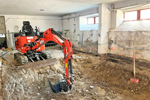  Um Feuchtigkeit fernzuhalten, wurde die dünne Bodenplatte der Villa erneuert. Der aus Ziegeln gemauerte Keller erhielt ein neues Fundament 