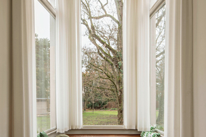  Im Standerker mit 2,30 m hohen Fenstern wurden doppelte Isolierglasscheiben aus Weißglas in die filigranen Fensterrahmen gesetzt 