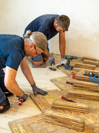 Die Parkettböden der Villa standen auf feuchtem Unterboden. Sie wurden Stab für Stab nummeriert, abgetragen und gereinigt, um auf trockenem Untergrund neu verlegt zu werden