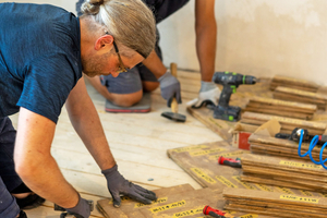  Die Parkettböden der Villa standen auf feuchtem Unterboden. Sie wurden Stab für Stab nummeriert, abgetragen und gereinigt, um auf trockenem Untergrund neu verlegt zu werden 