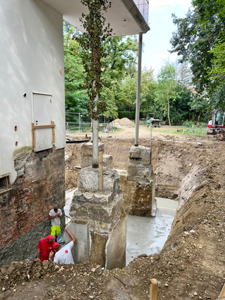 Für die Erneuerung der Fundamente wurde das Kellergeschoss außen rundherum freigelegt