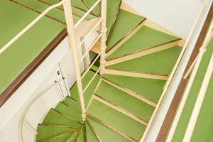  Auf der gewendelten Nebentreppe wurde ein neuer grüner Gummibelag verlegt, der größtmöglich an den Originalzustand herankommt 