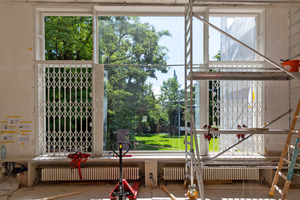  Auch im Speisezimmer wurden die Scherengitter der großen Fenster samt ihren filigranen Rahmen von mehreren Schichten Lack befreit und instandgesetzt 