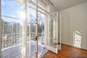  Blick von den privaten Räumen im ersten Obergeschoss auf den Balkon und Garten. Auch die originalen Messingbeschläge der Fenster wurden instandgesetzt 