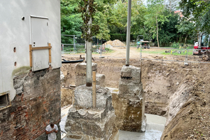  Für die Erneuerung der Fundamente wurde das Kellergeschoss außen rundherum freigelegt 