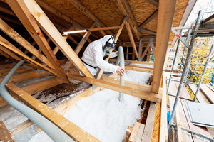  Das maschinelle Einblasverfahren ermöglicht auf der obersten Geschossdecke eine fugenlose und gleichmäßige Verfüllung der Dämmung ?Pure Floc? von Ursa, selbst in schwer zugänglichen Bereichen 