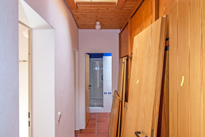  Der zuvor dunkle Flur wirkte sehr beengt 