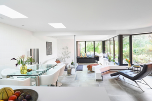 Der große Wohnbereich wirkt durch das zusätzliche Tageslicht der Flachdachfenster, die versetzt im Ess- und Wohnbereich platziert sind, deutlich freundlicher 