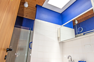  Das Badezimmer war deutlich kleiner sowie mit einer Holzdecke und nur mit einer Lichtkuppel ausgestattet        