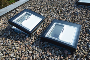  Das gebogene Flachdachfenster „Konvex-Glas“ sorgt für einfaches Ablaufen von Regenwasser. Dank solarbetriebener Hitzeschutzmarkisen und der Möglichkeit, die Fenster per Funksteuerung zu öffnen, bleibt das Raumklima auch an heißen Sommern angenehm 