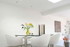  Mittagessen mit Blick in den Himmel: Mit den Flachdachfenstern im Rauminneren des Bungalows erstrahlt auch der Essplatz in der Tiefe des Raumes in hellem Licht 