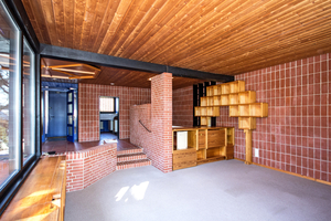  Der Wohnbereich war zuvor mit Trennwänden durchzogen und wirkte durch den roten Backstein und die holzvertäfelten Decken ziemlich dunkel 