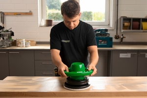  Das Holzöl „2K Holz-Öl“ von Osmo erzeugt eine offenporige und zugleich belastbare Oberfläche 