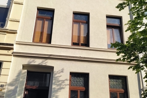  Fast jeder Fassadensockel wird im Laufe der Zeit angegriffen und unschön. Dieser wurde mit „Izonil“ dauerhaft abgedichtet 