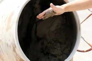  Der Abdichtungsputz „Izonil“ lässt sich gut im Betonmischer anrühren. Wenn das Produkt an der Unterseite der Hand kleben bleibt, stimmt die Konsistenz  