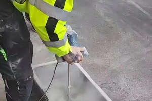  Das Anmischen per Rührstab ist anfangs ein wenig gewöhnungsbedürftig, da „Izonil“ hydrophob ist und daher zunächst kein Wasser annimmt 