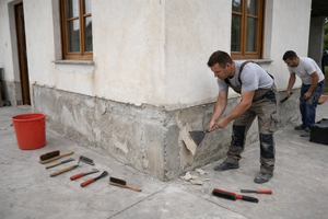  Der alte Putz muss zuerst komplett entfernt werden, ebenso wie Farben, Fette, Öle und Schimmel   