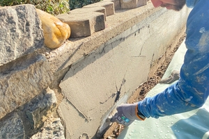  Auch für Gartenmauern ist der Abdichtungsputz geeignet   