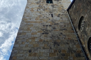  Vor der Sanierung: Die historische Natursteinfassade wies ein umfangreiches Schadensbild auf 