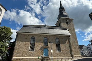  Die Evangelische Kirche – genannt „Zwiebelturmkirche“ – prägt mit ihrer barocken Turmhaube seit Jahrhunderten das Ortsbild von Niedersprockhövel 