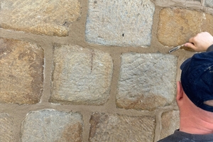  Der Restauriermörtel „RM Pro“ von Remmers wurde in die gereinigten Fugen eingebracht 