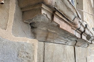  Abplatzungen, Schalenbildung und Risse am profilierten Natursteingesims erforderten eine denkmalgerechte Restaurierung 