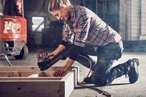  Eine ergonomische Passform sowie funktionale Details, wie vorgeformte Knie- und Ellbogenpartien oder Entlastungsfalten im Schulterbereich, sind für Blåkläder entscheidende Kriterien für Berufskleidung mit hohem Tragekomfort 