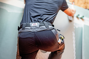  Durch partielle Stretcheinsätze im Knie-, Gesäß- und Schrittbereich passt sich die hybride Stretchhose von Kübler an die Bewegungen der Trägerinnen und Träger an, was einen guten Tragekomfort bringt und modische, körpernahe Schnitte zulässt 