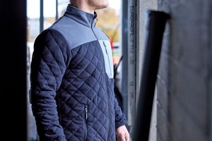  In seiner Kollektion „Entire“ hat Engel neue, von nordischen Landschaften inspirierte Details entwickelt. Die blaue Variante hat es innerhalb kurzer Zeit unter die Top 3 der meistverkauften Farben geschafft 