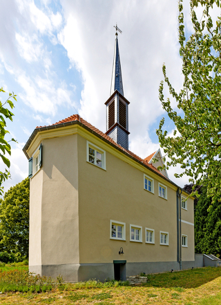 Besonders bei der Kapelle kann man nach der Sanierung die hohe architektonische Gestaltungsqualität der steinfühligen Putzoberfläche erkennen