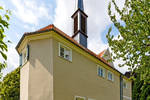  Besonders bei der Kapelle kann man nach der Sanierung die hohe architektonische Gestaltungsqualität der steinfühligen Putzoberfläche erkennen 