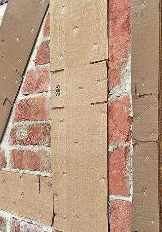 Um eine Anhaftung des Putzes an das Ständerwerk hundertprozentig auszuschließen, sind auf dem Ständerwerk Pappstreifen aufgetackert