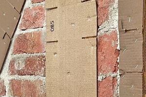  Um eine Anhaftung des Putzes an das Ständerwerk hundertprozentig auszuschließen, sind auf dem Ständerwerk Pappstreifen aufgetackert 