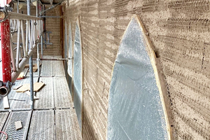  Die Spitzbogenfenster sind abgeklebt, das Welnet befestigt und der Vorspritz bereits aufgetragen 