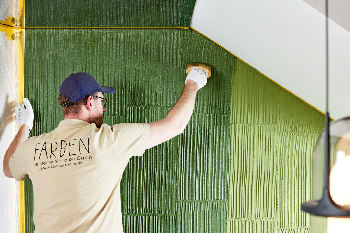 In den ersten Schritten strukturierte das Kintrup-Team die Flächen mit ?Creativ Sentimento 78? und grundierte sie mit ?Fondosil 1903?. Anschießend erfolgte der Auftrag der ?Lasur Creativ Versico 82? mit der ?Streichbürste, oval 1175?