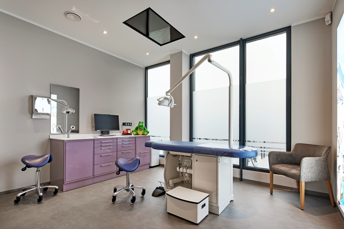 In allen Räumen der Praxis verarbeitete das Malerteam ?Superlux 3000?. Die in Signalweiß gestrichenen Decken ergeben in Kombination mit den grau-beigen Wänden ein stimmiges Gesamtbild