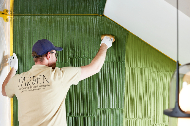 In den ersten Schritten strukturierte das Kintrup-Team die Flächen mit ?Creativ Sentimento 78? und grundierte sie mit ?Fondosil 1903?. Anschießend erfolgte der Auftrag der ?Lasur Creativ Versico 82? mit der ?Streichbürste, oval 1175?